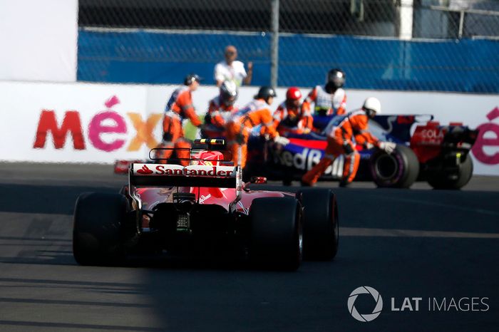 Kimi Raikkonen, Ferrari SF70H y Pierre Gasly, Scuderia Toro Rosso STR12 en FP3