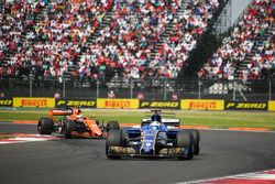 Marcus Ericsson, Sauber C36, Stoffel Vandoorne, McLaren MCL32