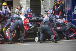 Pierre Gasly, Scuderia Toro Rosso STR12 makes a pitstop