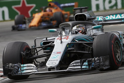 Lewis Hamilton, Mercedes AMG F1 W09, devant Stoffel Vandoorne, McLaren MCL33