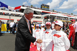 Chase Carey, directeur exécutif du Formule One Group, avec les Grid Kids
