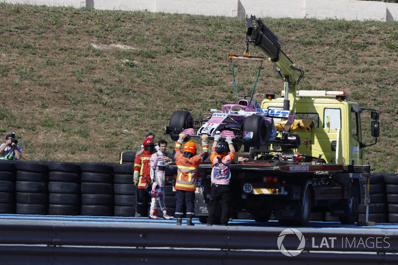 La voiture de Sergio Perez, Force India VJM11 est ramenée au stand