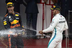 Podyum: Lewis Hamilton, Mercedes AMG F1 ve yarış galibi Daniel Ricciardo, Red Bull Racing