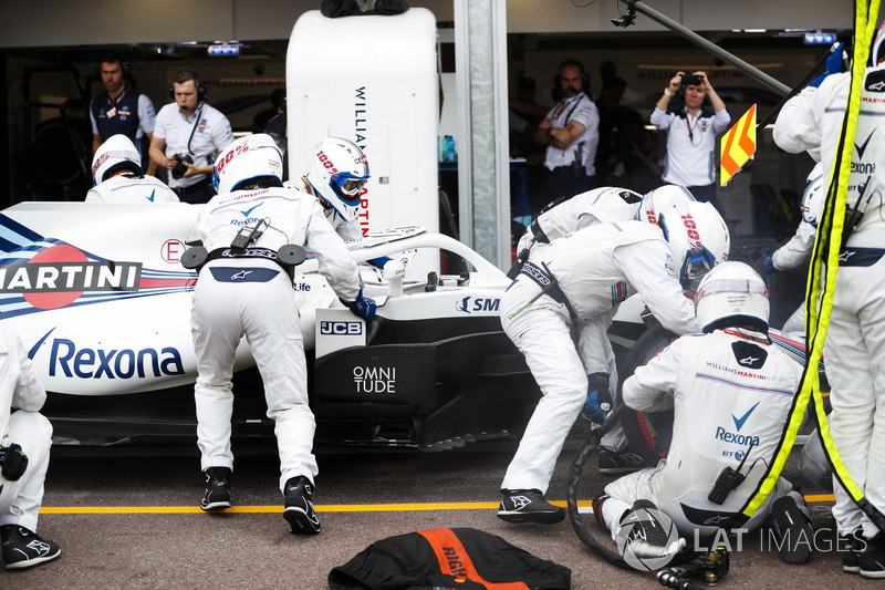 Lance Stroll, Williams FW41, effettua un pit stop