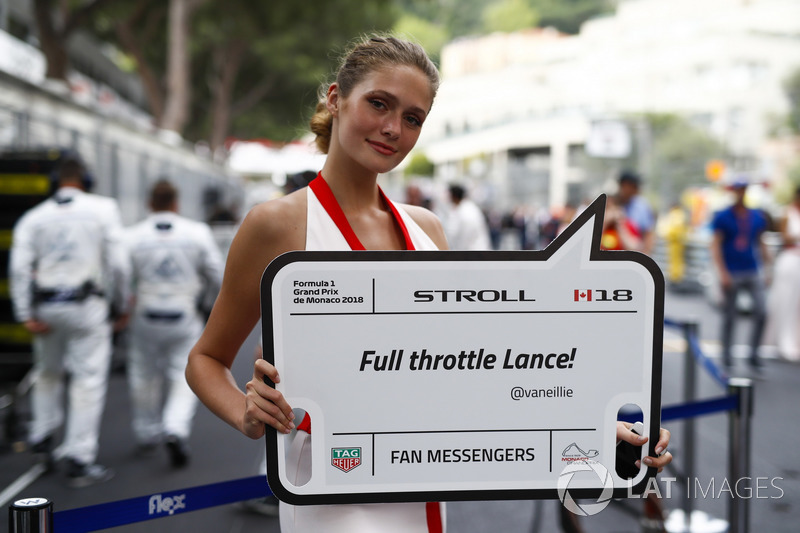 Una grid girl con un messaggio per Lance Stroll, Williams Racing