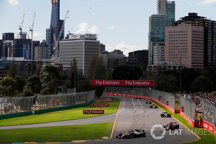 Kevin Magnussen, Haas F1 Team VF-18 Ferrari, Max Verstappen, Red Bull Racing RB14 Tag Heuer, y Romain Grosjean, Haas F1 Team VF-18 Ferrari