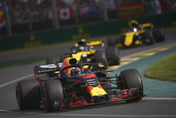 Daniel Ricciardo, Red Bull Racing RB14 Tag Heuer, leads Nico Hulkenberg, Renault Sport F1 Team R.S.