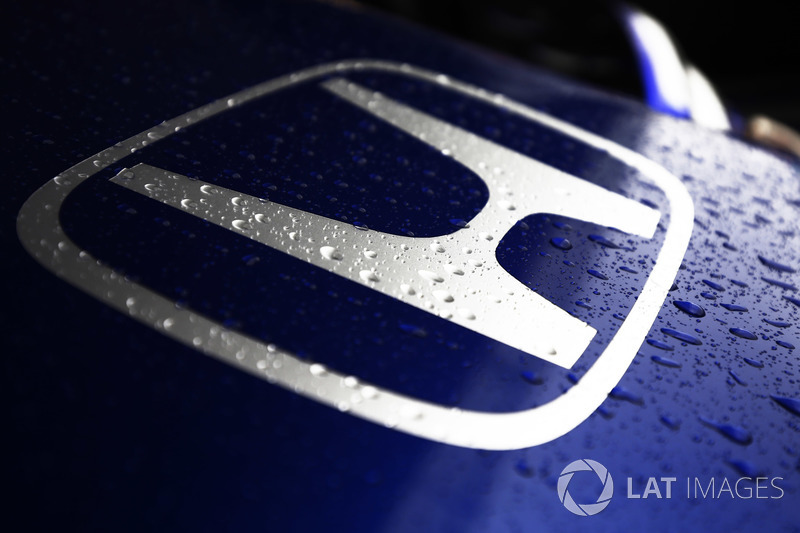 Tetesan air hujan di logo Honda