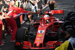 El ganador de la carrera Sebastian Vettel, Ferrari SF71H llega al parque cerrado y celebra con Mauri