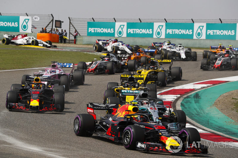 Max Verstappen, Red Bull Racing RB14 Tag Heuer, Lewis Hamilton, Mercedes AMG F1 W09, Daniel Ricciardo, Red Bull Racing RB14 Tag Heuer, Nico Hulkenberg, Renault Sport F1 Team R.S. 18, Sergio Perez, Force India VJM11 Mercedes, et le reste du peloton au dépar