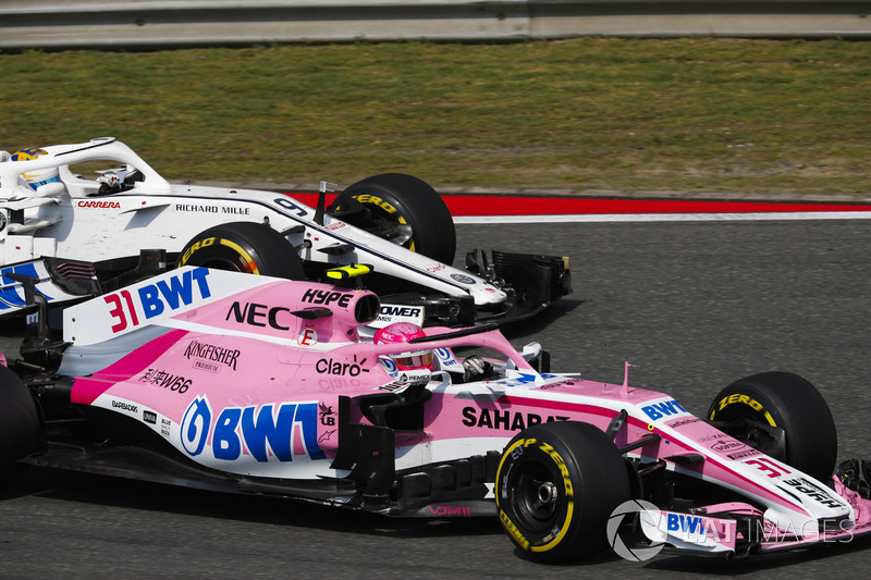 Esteban Ocon, Force India VJM11 Mercedes, Marcus Ericsson, Sauber C37 Ferrari