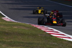 Max Verstappen, Red Bull Racing RB14 Tag Heuer, Sebastian Vettel, Ferrari SF71H y Nico Hulkenberg, Renault Sport F1 Team R.S. 18