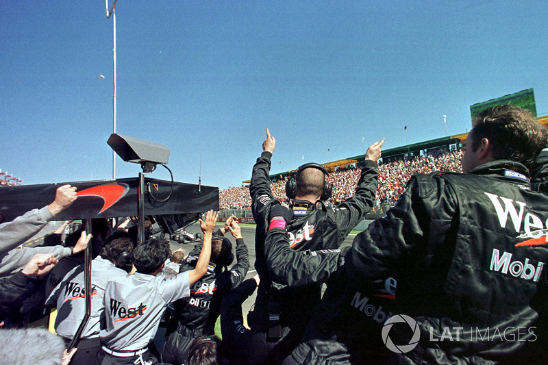 Ganador de la carrera Mika Hakkinen, McLaren