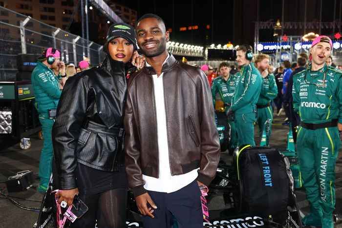 Dave y Tems en la parrilla con el Aston Martin F1 Team