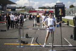 Une Grid Girl