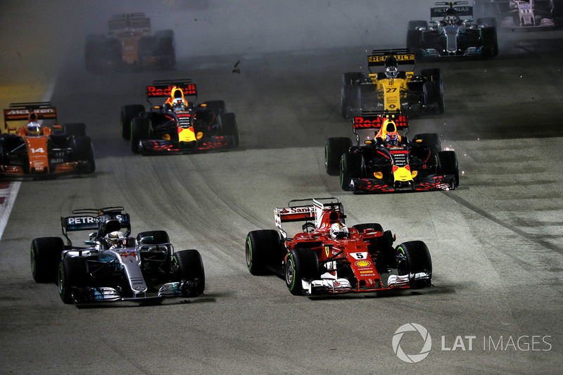 Sebastian Vettel, Ferrari SF70H, Kimi Raikkonen, Ferrari SF70H y Max Verstappen, Red Bull Racing RB13 en la arrancada