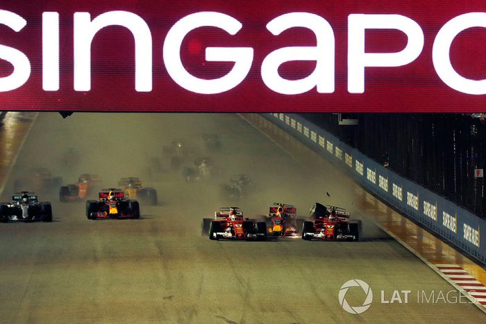 Choque de Sebastian Vettel, Ferrari SF70H,  Kimi Raikkonen, Ferrari SF70H y Max Verstappen, Red Bull Racing RB13 en la arrancada