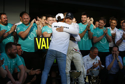Valtteri Bottas, Mercedes AMG F1, es felicitado por Lewis Hamilton, Mercedes AMG F1
