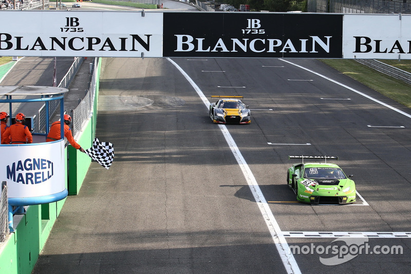 Bandiera a scacchi per #63 GRT Grasser Racing Team, Lamborghini Huracan GT3: Mirko Bortolotti, Christian Engelhart, Andrea Caldarelli