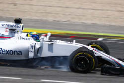 Felipe Massa, Williams FW40, rentre au stand avec une crevaison