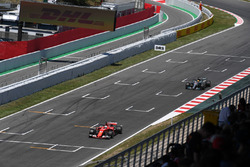 Sebastian Vettel, Ferrari SF70H et Lewis Hamilton, Mercedes-Benz F1 W08 en lutte pour une position