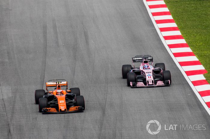 Stoffel Vandoorne, McLaren MCL32, Sergio Perez, Sahara Force India F1 VJM10