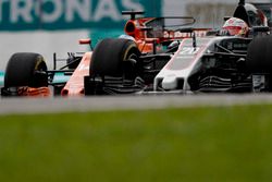 Kevin Magnussen, Haas F1 Team VF-17, Fernando Alonso, McLaren MCL32