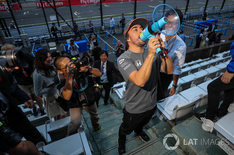 Fernando Alonso, McLaren habla con los fans usando un megáfono