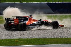 Fernando Alonso, con el McLaren MCL32 en la grava tras un trompo