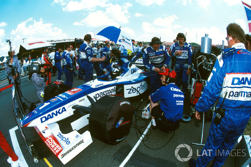 Por sinal, a modesta Arrows viveu ano incomum. Com grande atenção, já que tinha o campeão Damon Hill e o número 1 no seu carro, a equipe iniciou com um fiasco: Hill nem largou para a 1ª corrida do ano devido a um problema mecânico.