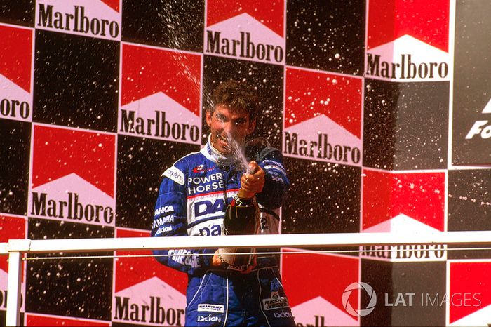 Podio: segundo lugar Damon Hill, Arrows