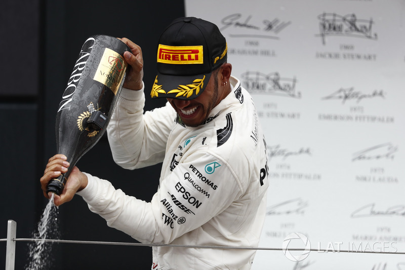 Podium: Race winner Lewis Hamilton, Mercedes AMG F1, sprays the victory Champagne