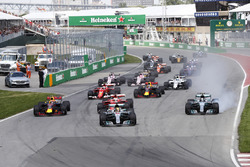 Lewis Hamilton, Mercedes AMG F1 W08, Max Verstappen, Red Bull Racing RB13, Sebastian Vettel, Ferrari SF70H, een blokkerende Valtteri Bottas, Mercedes AMG F1 W08, Kimi Raikkonen, Ferrari SF70H, tijdens de start