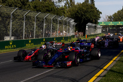 Carlos Sainz Jr., Scuderia Toro Rosso STR12 y Romain Grosjean, Haas F1 Team VF-17