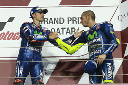 Podium : le vainqueur Maverick Viñales, Yamaha Factory Racing, le troisième, Valentino Rossi, Yamaha Factory Racing