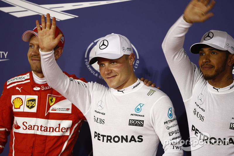 Ganador de la pole Valtteri Bottas, Mercedes AMG, segundo lugar de Lewis Hamilton, Mercedes AMG, ter