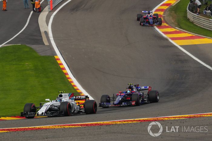 Lance Stroll, Williams FW40 y Carlos Sainz Jr., Scuderia Toro Rosso STR12