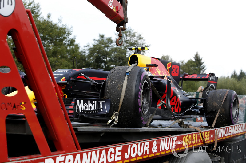 La voiture de Max Verstappen, Red Bull Racing RB13 est ramenée après son abandon