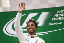 Lewis Hamilton, Mercedes AMG, fête sa victoire sur le podium