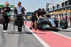 Valtteri Bottas, Mercedes AMG F1 y Tony Ross, Mercedes AMG F1 ingeniero de carrera