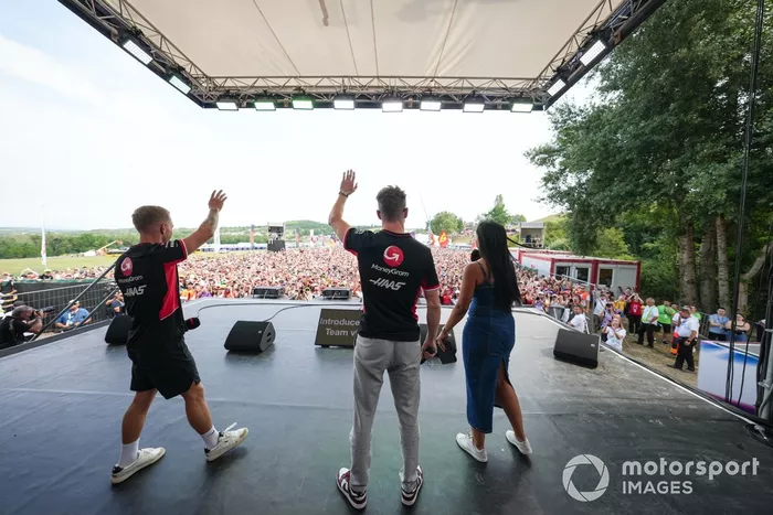 Kevin Magnussen, Haas F1 Team, Nico Hulkenberg, Haas F1 Team, en el escenario de un acto con aficionados