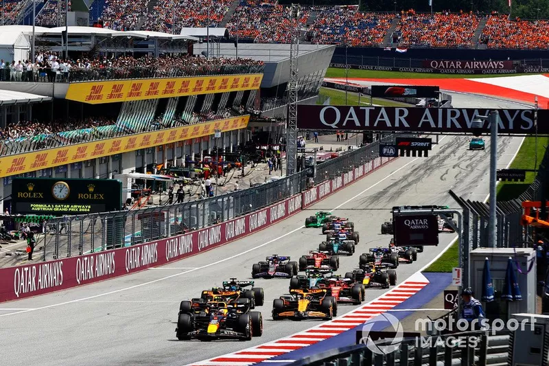 Max Verstappen, Red Bull Racing RB20, Lando Norris, McLaren MCL38, Oscar Piastri, McLaren MCL38, le reste du peloton au départ du Sprint.