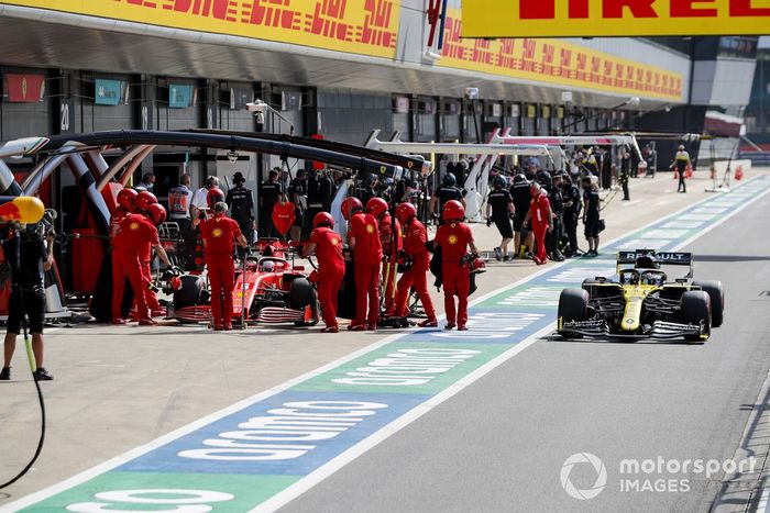 Daniel Ricciardo, Renault F1 Team R.S.20, passa Sebastian Vettel, Ferrari SF1000, in pit lane