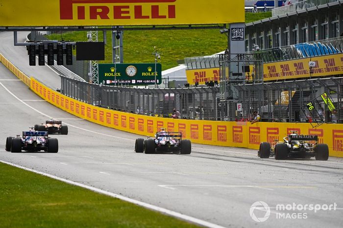 Lando Norris, McLaren MCL35, Sergio Pérez, Racing Point RP20, Lance Stroll, Racing Point RP20 y Daniel Ricciardo, Renault F1 Team R.S.20 at the finish