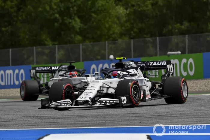 Pierre Gasly, AlphaTauri AT01, precede Daniil Kvyat, AlphaTauri AT01