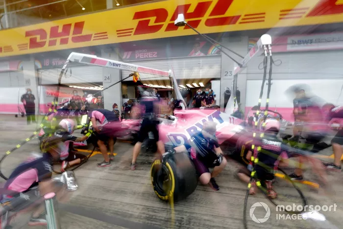 Los mecánicos de Racing Point practican sus paradas en boxes