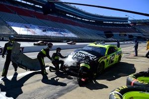 Ryan Blaney, Team Penske, Ford pits after a spin impact