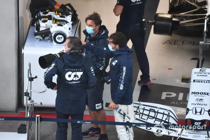 Pierre Gasly, AlphaTauri, espera durante la FP3 cancelada