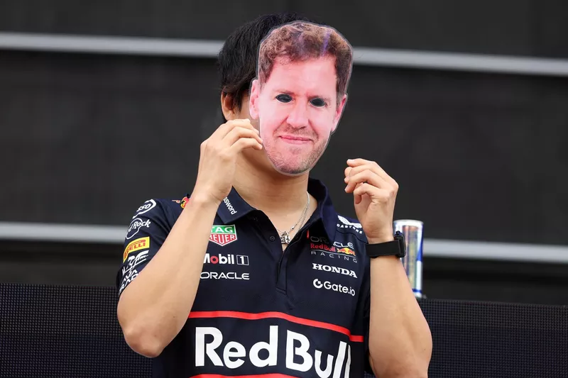 Yuki Tsunoda, Red Bull Racing Team, porte un masque de Sebastian Vettel.