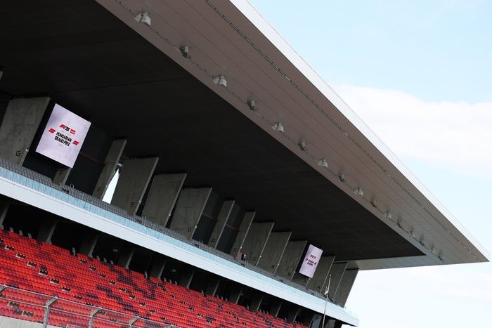 Vista general de la tribuna principal